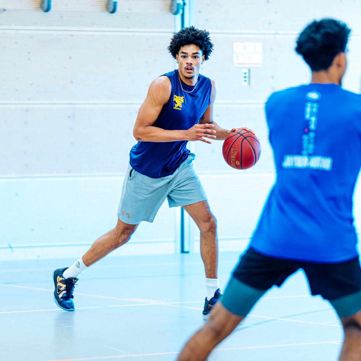 Speler dribbelt tijdens training