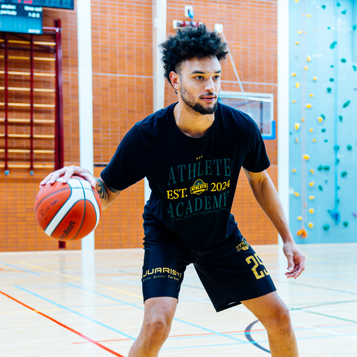 Speler in Athlete Academy-shirt met bal
