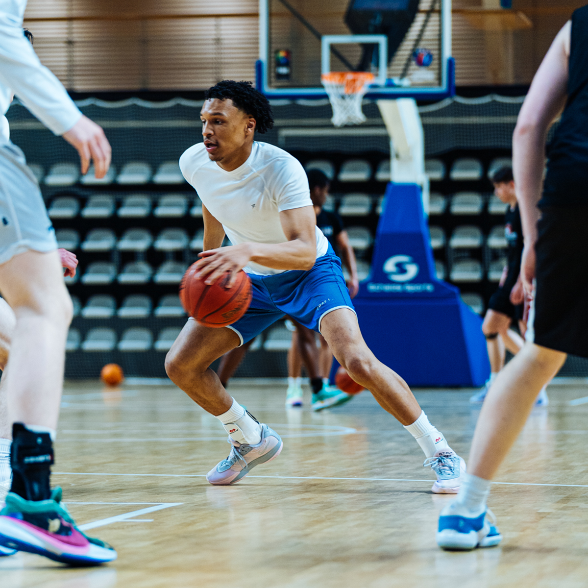 Speler gaat naar de basket