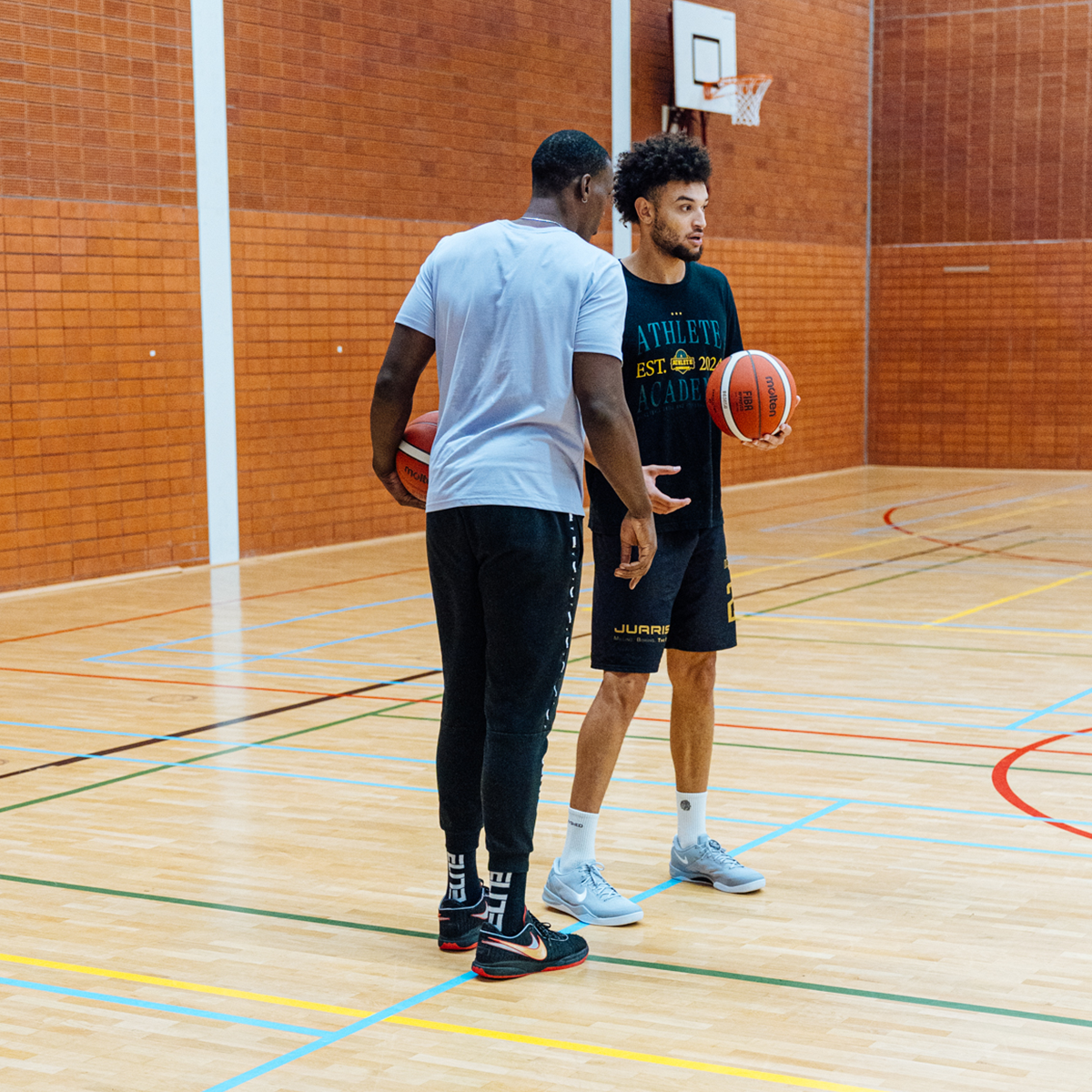 Academy-speler in actie tijdens basketbaltraining in Almere
