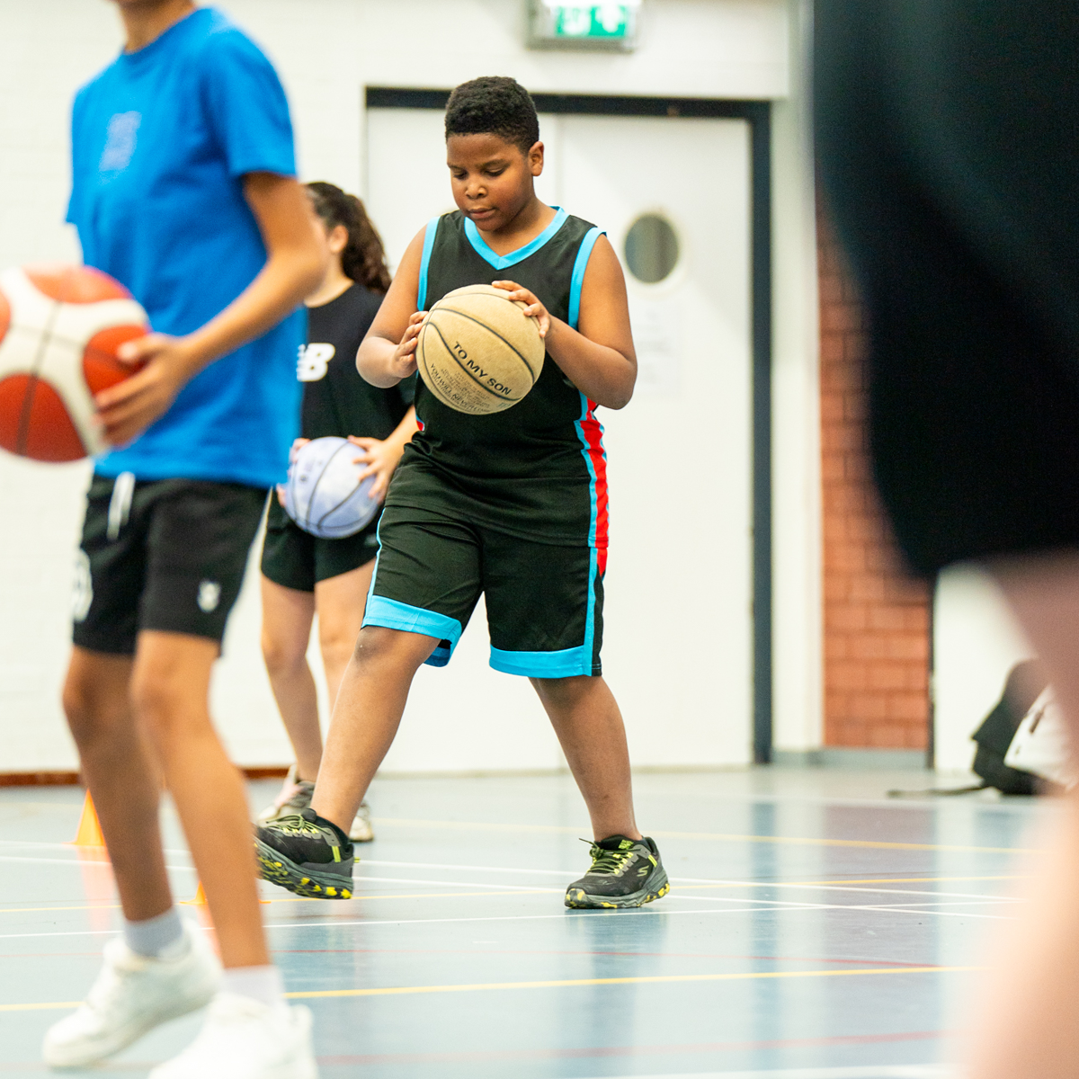 Basketbaltraining University voor kinderen in Almere