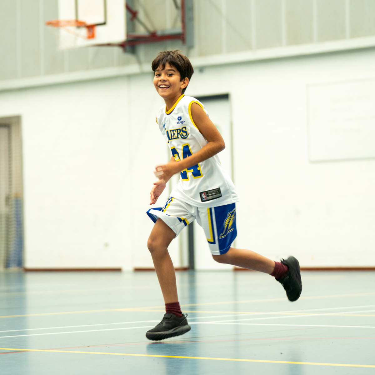 Jonge speler dribbelt met de bal tijdens University-training in Almere